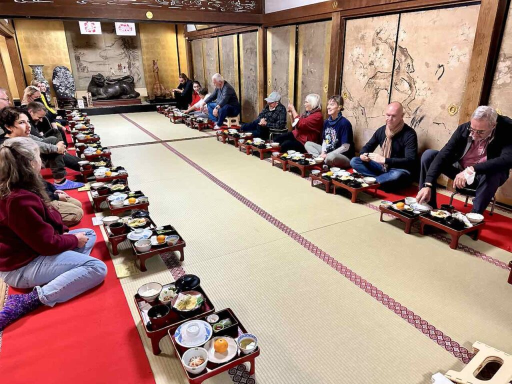 Vegetarisches Abendessen, das "Shojin Ryori", im Shukubo in  in meiner Klosterunterkunft in Koyasan, Japan