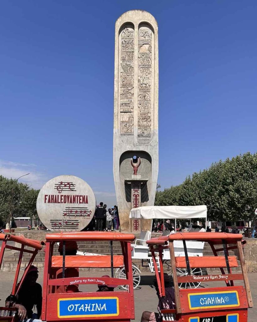 Die Stele in der Mitte der Avenue de l’Indépendance ist das Unabhängigkeitsdenkmal, auf der die 18 Volksstämme Madagaskars dargestellt sind. Daneben steht ein Denkmal zu Ehren der Nationalhymne Fahaleovantena