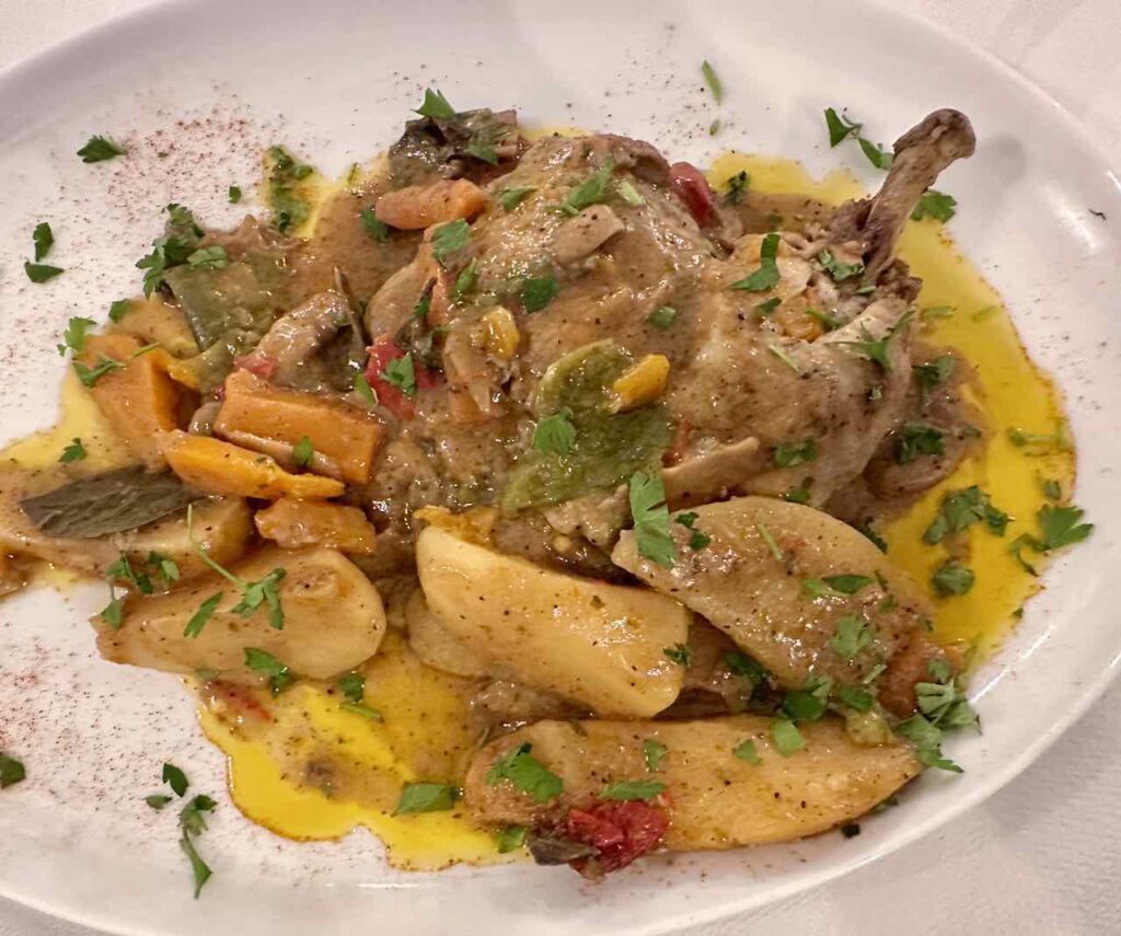 Mein Abendessen auf Sifnos im Restaurant Agianemi: „Chicken in lemonsauce cooked in the oven with potatoes“ © PetersTravel Peter Pohle