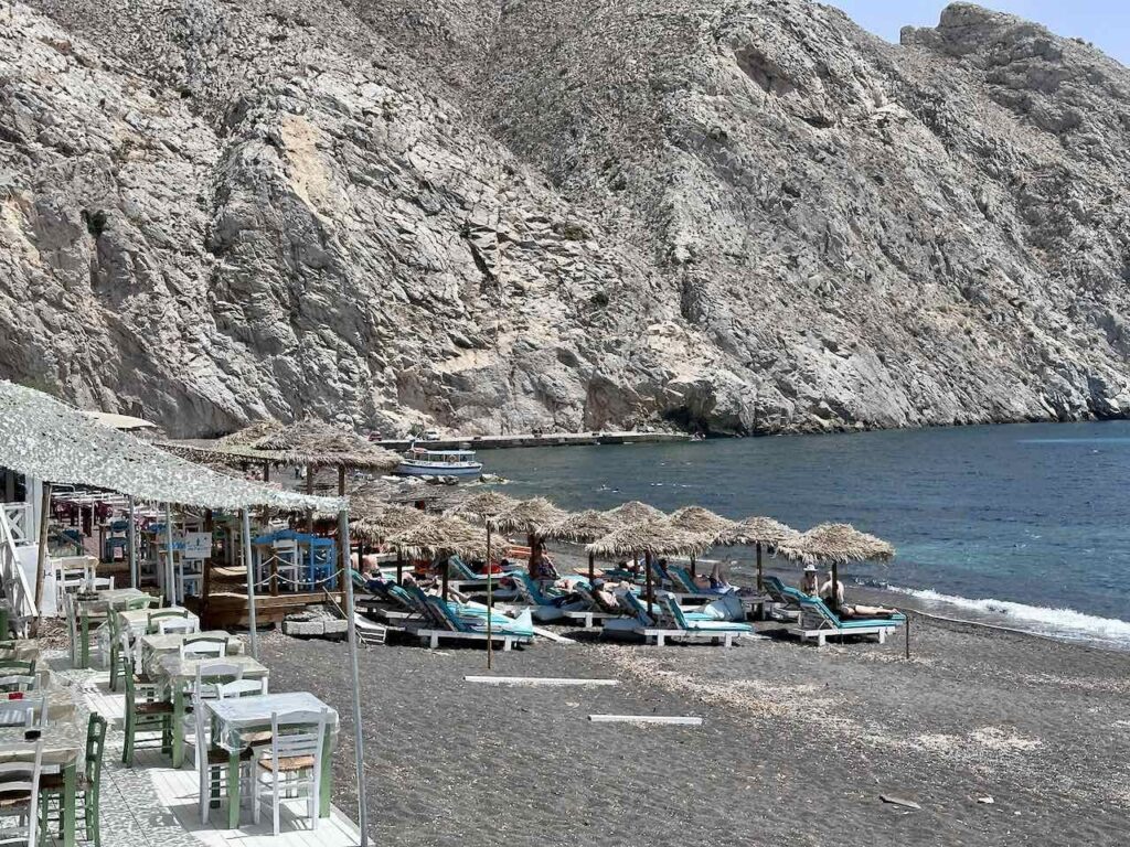 Santorini: Am Strand von Perissa © PetersTravel Peter Pohle-min