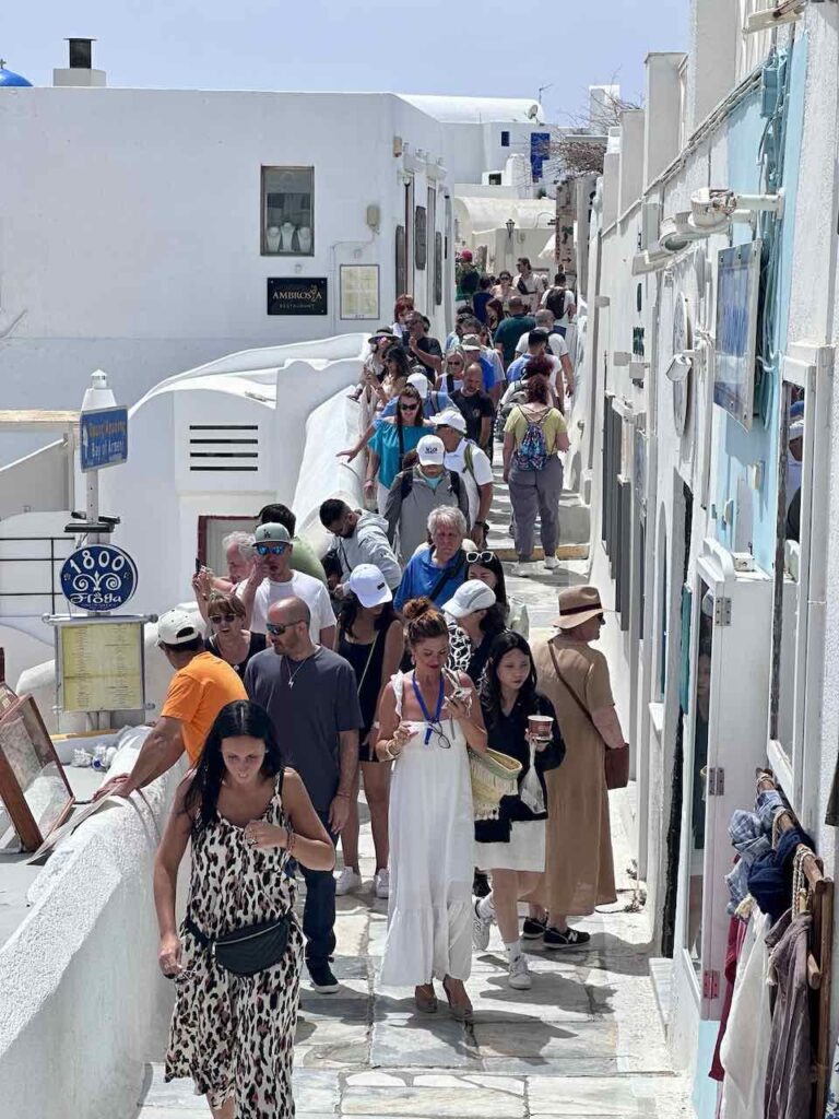 Santorini: Fußgängerzone in Oia © PetersTravel Peter Pohle