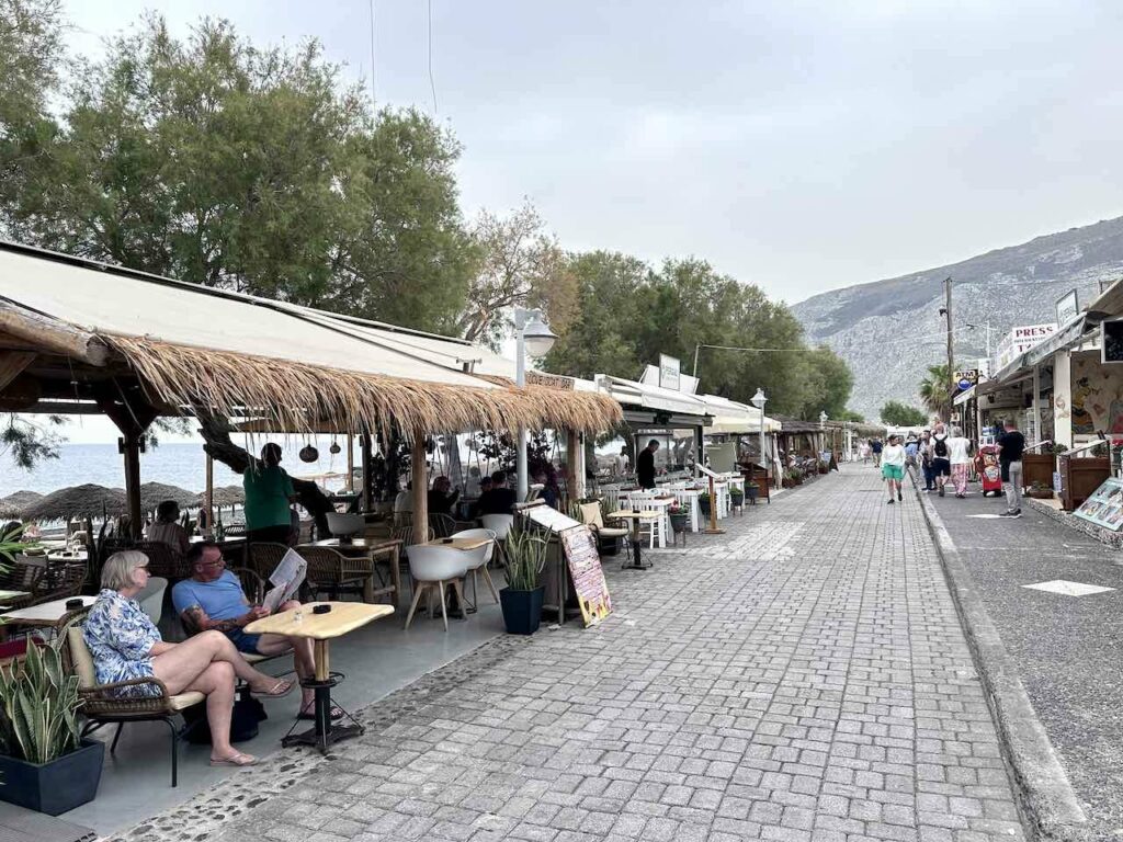 Santorini: Promenade von Kamari Beach