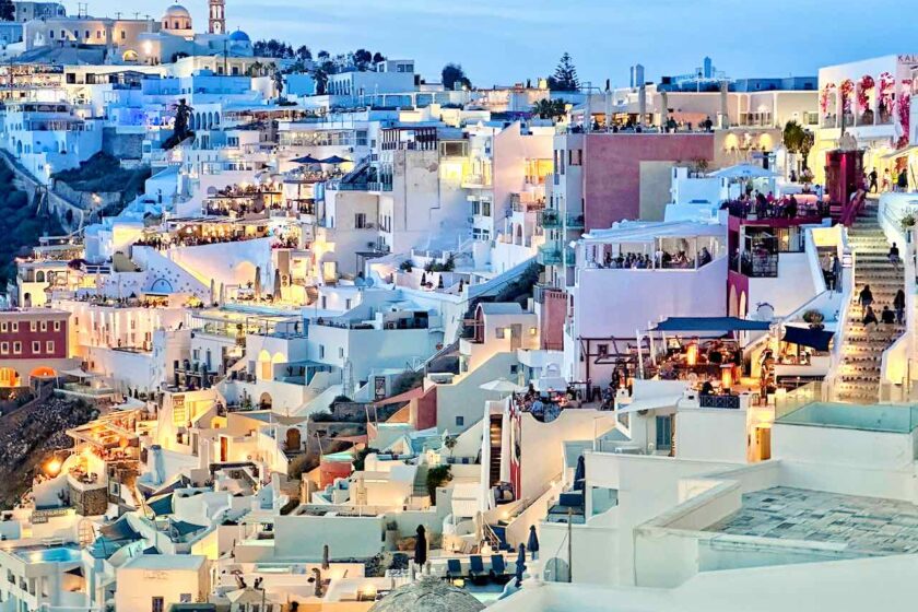 Santorini, Thira am Abend © PetersTravel Peter Pohle