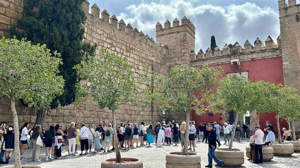 Warteschlange am Eingang des Real Alcázar, der königliche Palast in Sevilla, Andalusien © PetersTravel Peter Pohle