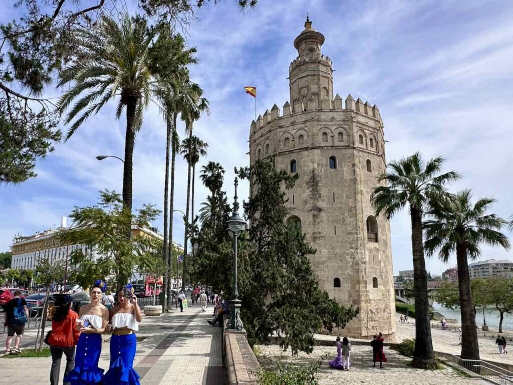 Sehenswürdigkeiten von Sevilla: Torre del Oro an der Uferpromenade des Guadalquivir © PetersTravel Peter Pohle