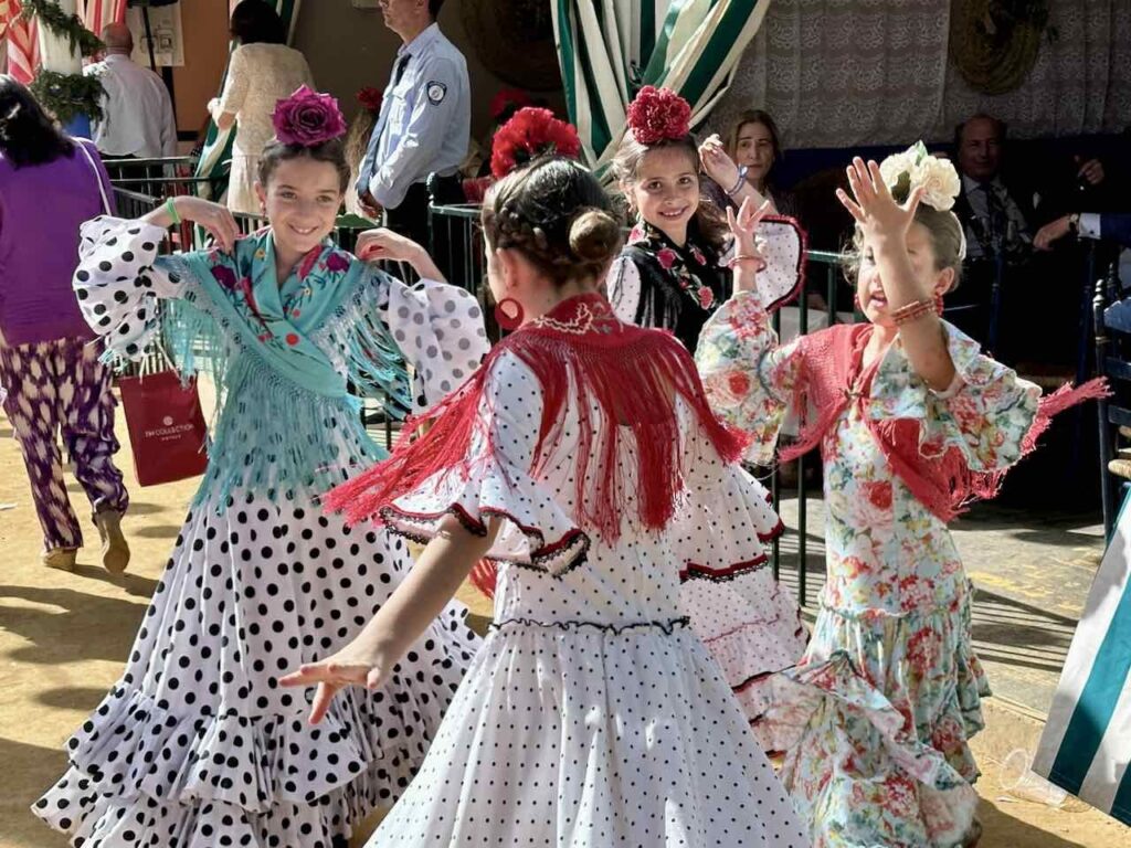 Tanzende Kinder auf der Feria de Abril in Sevilla, Andalusien © PetersTravel Peter Pohle