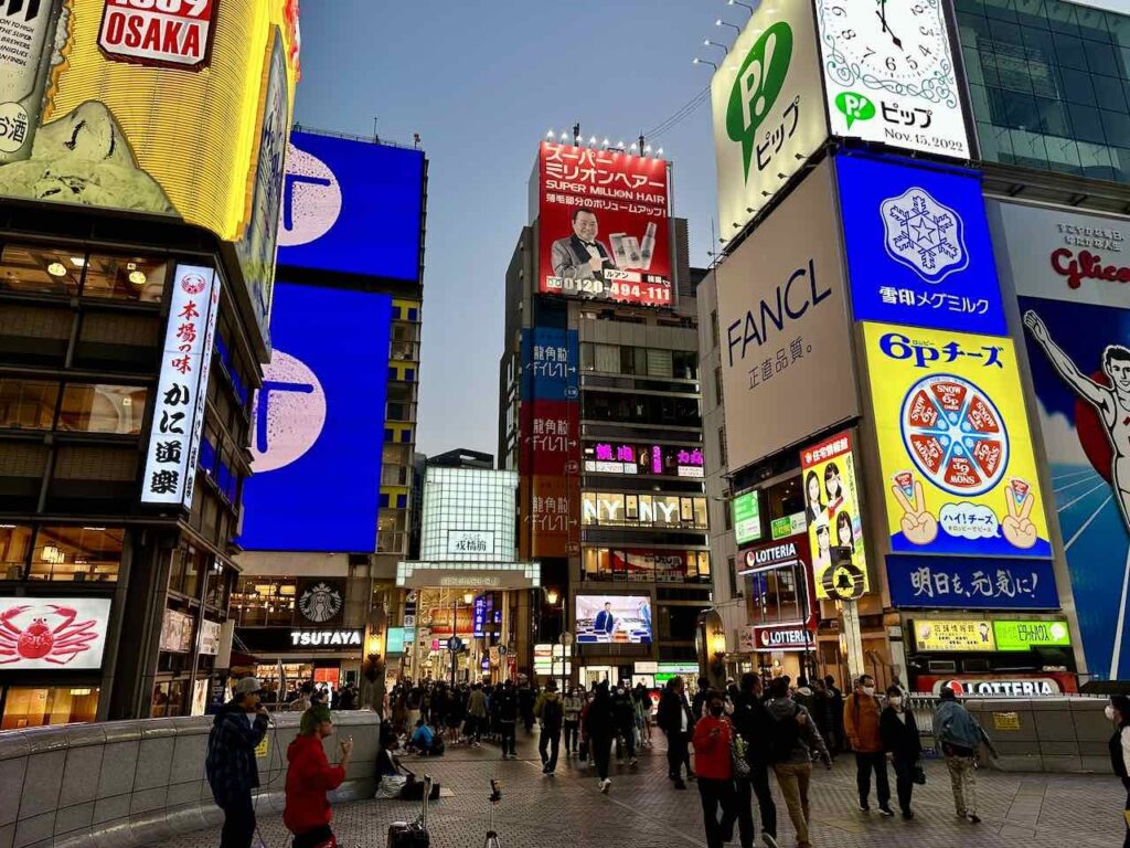 Das Viertel Dotonbori in Osaka ist Einkauf- und Vergnüngungssviertel gleichermaßen © PetersTravel Peter Pohle