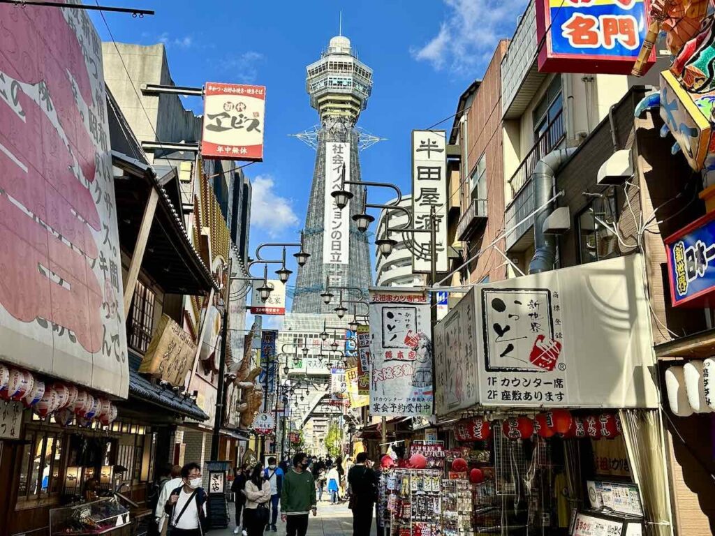 Der 103 Meter hohe Aussichtsturm Tsūtenkaku im Viertel Shinsekei in Osaka © PetersTravel Peter Pohle