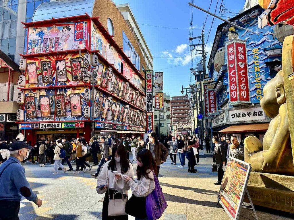 Unterwegs im lebhaften Viertel Shinsekai in Osaka © PetersTravel Peter Pohle