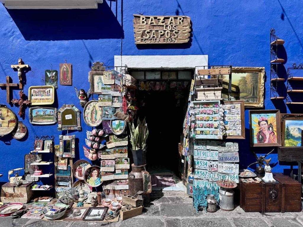 Laden in der Callejón Los Sapos, Puebla, Mexiko © PetersTavel Peter Pohle