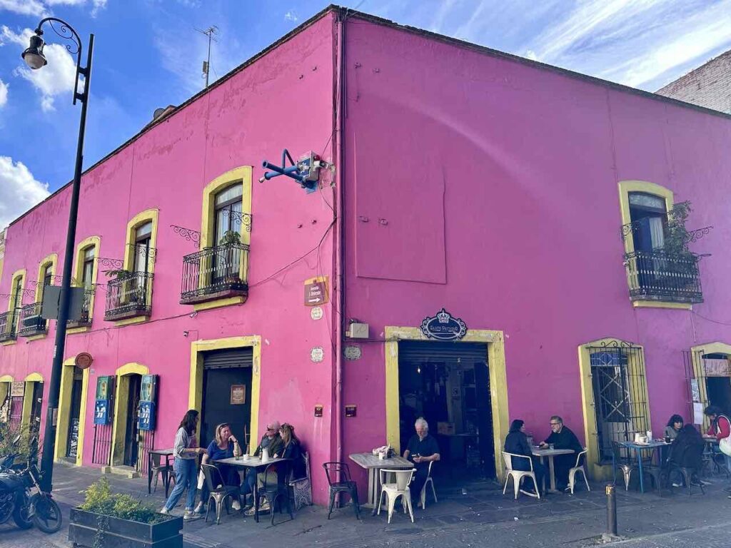 Café in der Callejón Los Sapos, Puebla, Mexiko © PetersTavel Peter Pohle