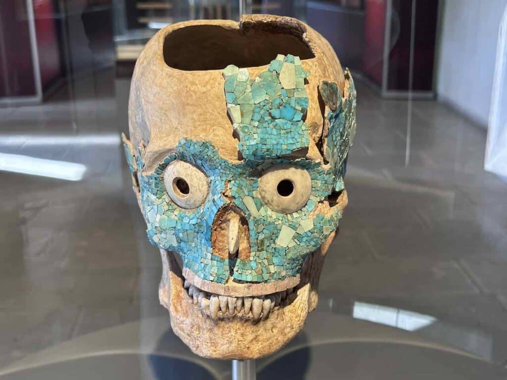 Museum Centro de la Cultura in Oaxaca: Aus dem Grab Nr. 7 in Monte Alban stammt der Schädel mit Mosaiksteinen aus Türkis. Er ist ein Ritualobjekt, das Mictlantecuhtli oder den Herrn der Unterwelt darstellt. © PetersTavel Peter Pohle