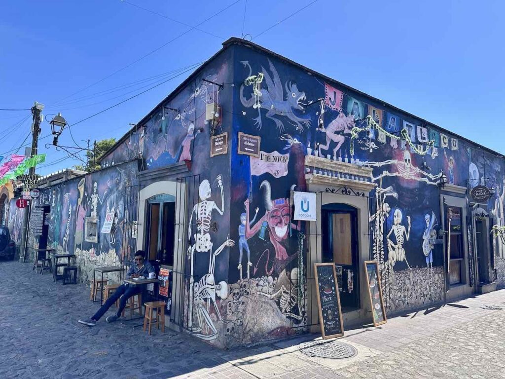 Oaxaca, Café mit Hausbemalung im Barrio Jalatlaco © PetersTavel Peter Pohle