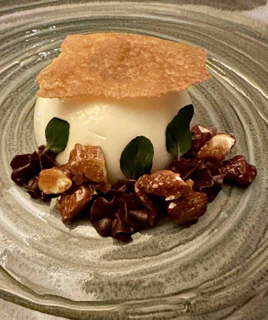 Restaurant Los Danzantes, Goat cheese flan with lavender, chocolate ganache, caramelized, almonds, honey tile, seasonal compote, Mexiko © PetersTavel Peter Pohle