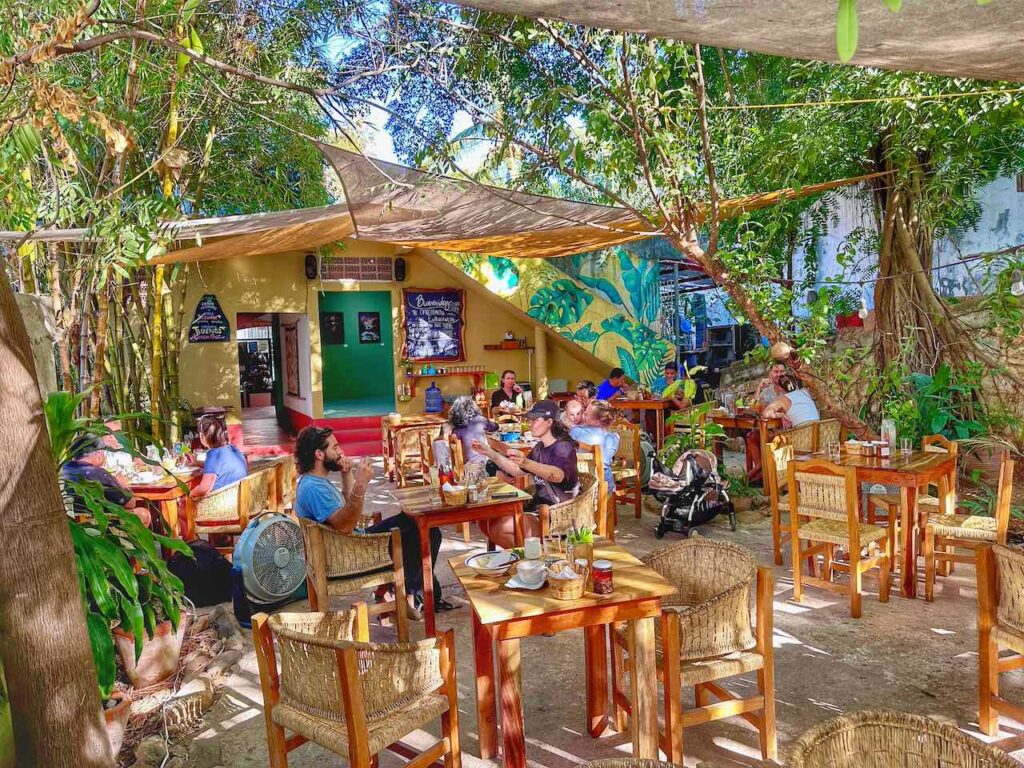 Puerto Escondido: Garten vom Café Elephant © PetersTravel Peter Pohle