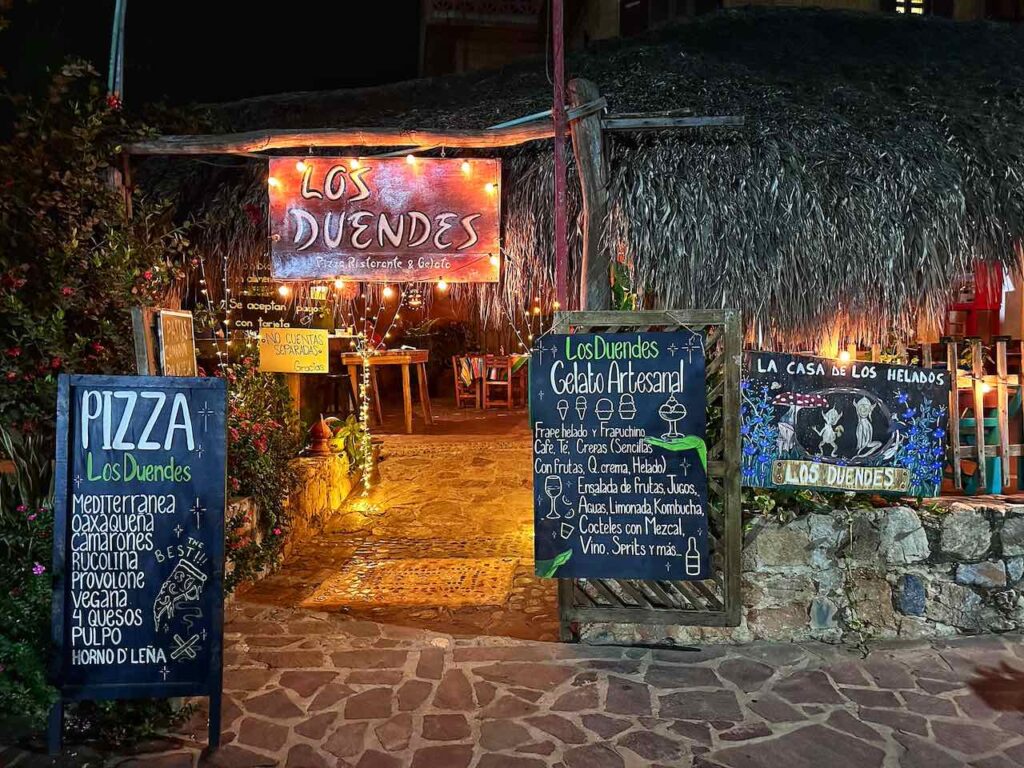 Bar im abendlichen Mazunte, Mexiko © PetersTravel Peter Pohle