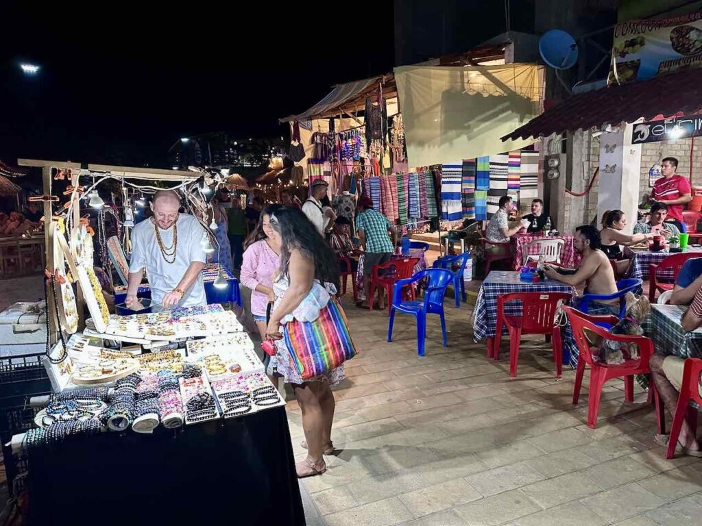 Zipolite, Hauptstraße am Abend, Mexiko © PetersTavel Peter Pohle