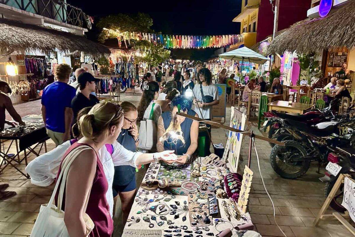Zipolite, Schmuckstand in der Fußgängerzone, Mexiko © PetersTavel Peter Pohle