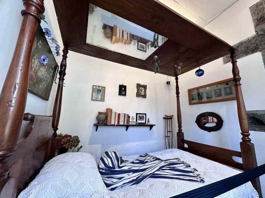 Das Bett Frida Kahlos mit dem Spiegel in der Decke, Museo Frida Kahlo / Casa Azul, Coyoacán, Mexiko Stadt, © PetersTavel Peter Pohle