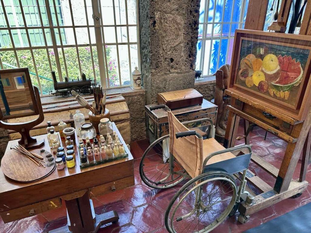 Rollstuhl und Staffelei im Museo Frida Kahlo / Casa Azul, Coyoacán, Mexiko Stadt, © PetersTavel Peter Pohle