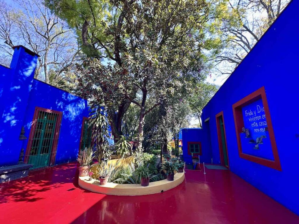 Innenhof des Museo Frida Kahlo (Casa Azul), Coyoacán, Mexiko Stadt, © PetersTavel Peter Pohle