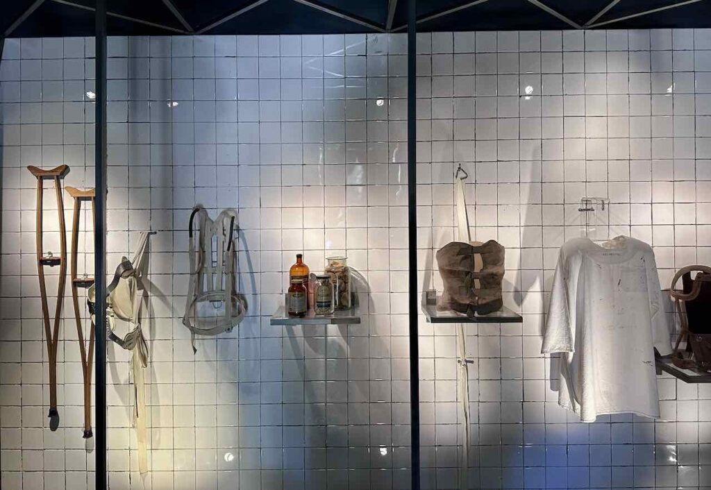 Krücken, Korsette, Medikamente im Museo Frida Kahlo, Coyoacán, Mexiko Stadt, © PetersTavel Peter Pohle