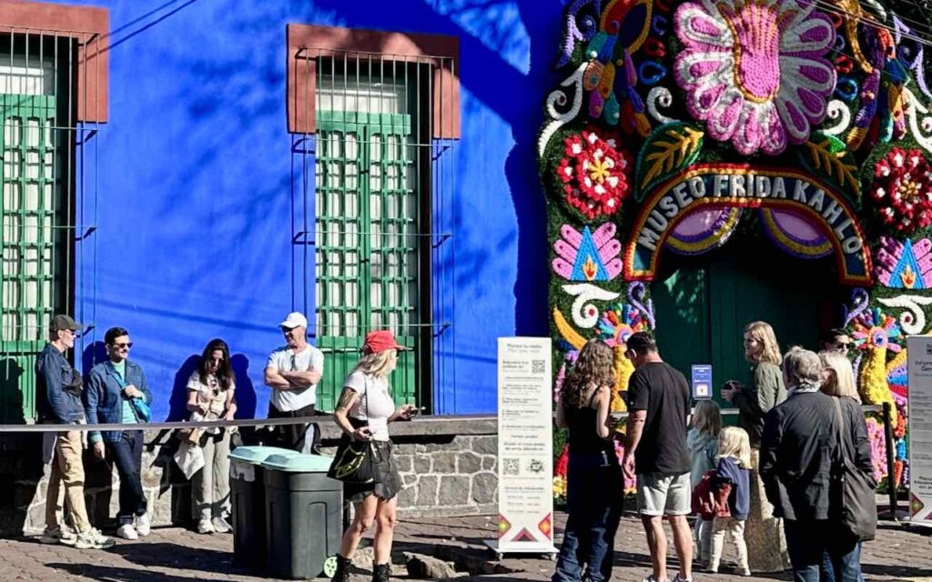 Außenansicht des Museo Frida Kahlo (Casa Azul) mit Warteschlange in Coyoacan, Mexiko Stadt, © PetersTavel Peter Pohle
