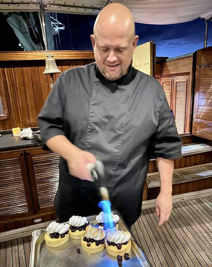 Chef Marcus beim Zubereiten vom Baiser Limonentörtchen © PetersTravel Peter Pohle