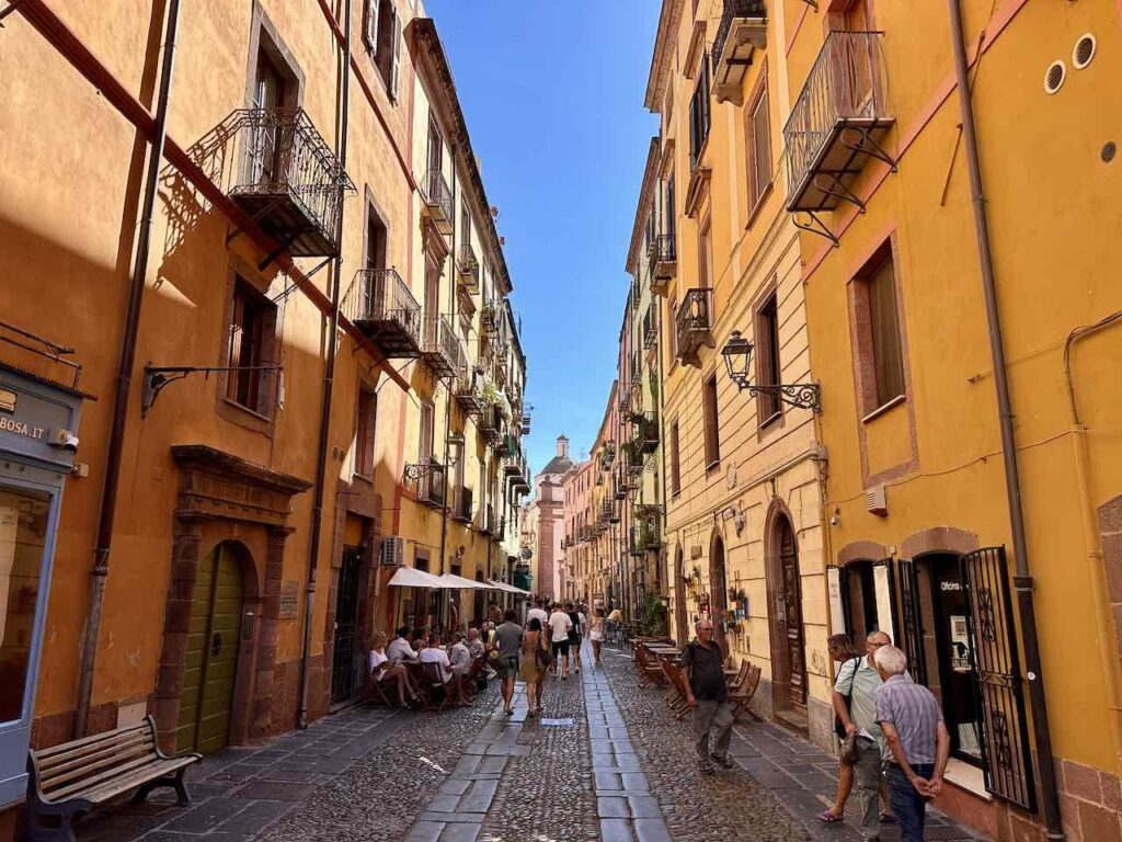 Gasse in Bosa, Sardinien © Peter Pohle PetersTravel