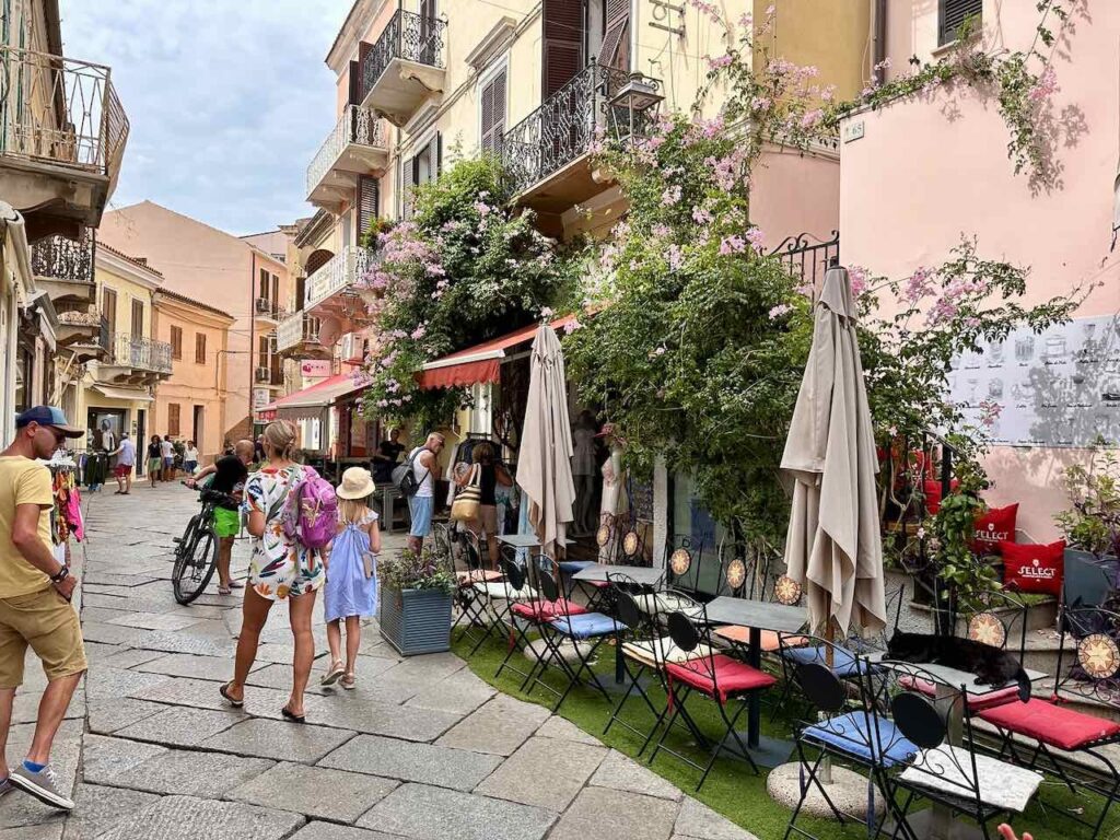 In den Gassen von La Maddalena, Sardinien © PetersTravel Peter Pohle