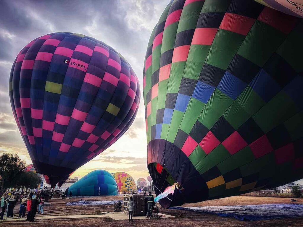 Ballonfahrt Teotihuacan, Die Ballons erwachen zum Leben © PetersTravel Peter Pohle