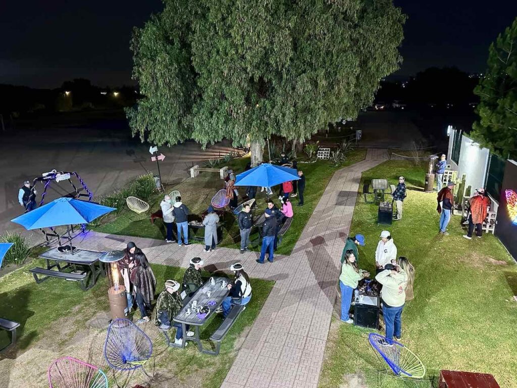 Wartebereich von Volar en Globo: Warten, frösteln, Kaffee Trinken im Morgengrauen, Mexiko © PetersTavel Peter Pohle