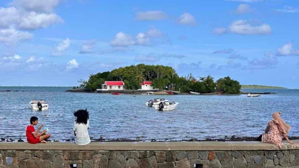 Mauritius: Hafenpromenade von Mahébourg