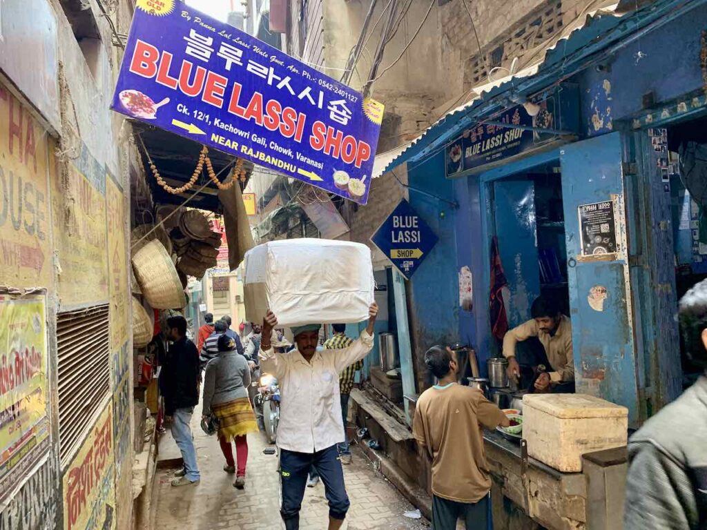 Gasse vor dem Blue Lassi in Varanasi © Peters Travel Peter Pohle