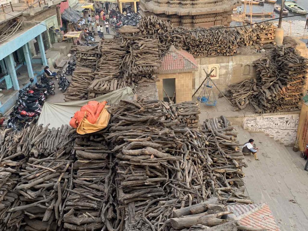 Holzverkäufer beim Manikanika Ghat in Varanasi © Peters Travel Peter Pohle