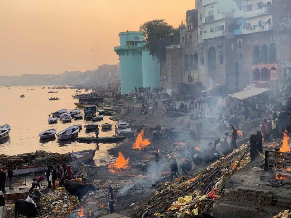 Manikanika Ghat in Varanasi © Peters Travel Peter Pohle