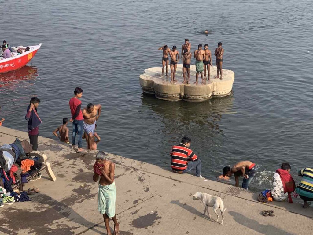 Varanasi, badende Jungen am Scindia Ghat © Peters Travel Peter Pohle